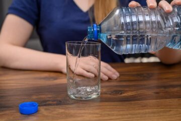 nalewanie wody do szklanki